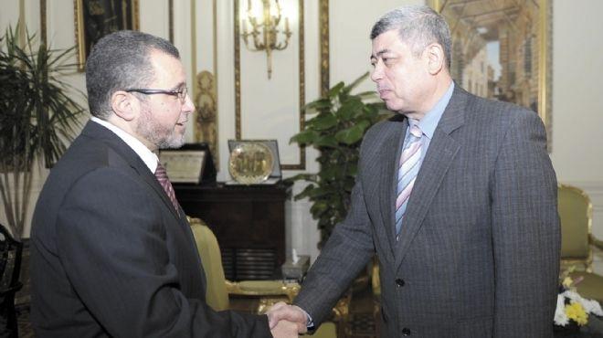 وزير الداخلية ينفي استقالته و يسخر من الإعلام