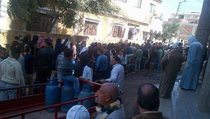 إصابات بطوابير الغاز بالقليوبية.. ومواطن: “بنموت علشان أنبوبة”