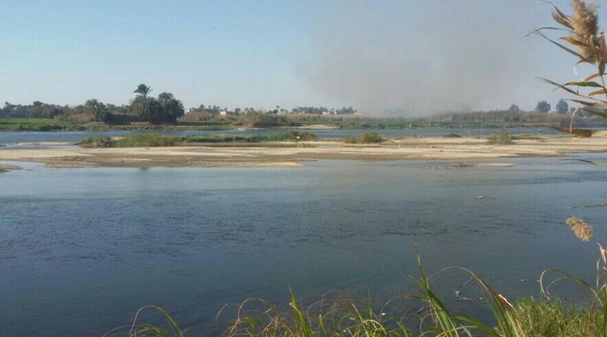 بالصور.. انخفاض منسوب نهر النيل وظهور جزر رملية في المنيا