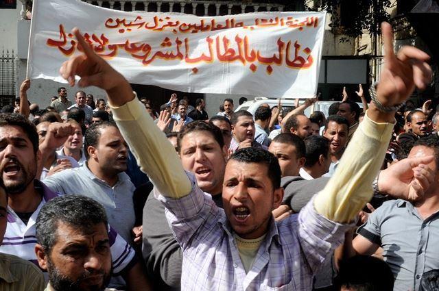 تظاهرات لعمال النسيج أمام “الوزراء” لإعادة الشركات للدولة