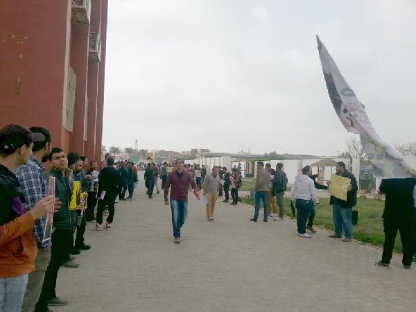 سلسلة بشرية لـ”طلاب ضد الانقلاب” بالعاشر من رمضان