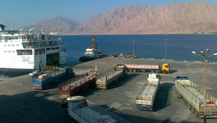 تخفيض رسوم الشاحنات من 2400 إلى 1700 دولار بميناء نويبع