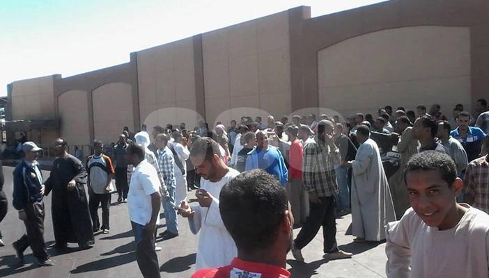 بالصور.. القوات المسلحة تسيطر على ميناء سفاجا.. والعمال يحتجون