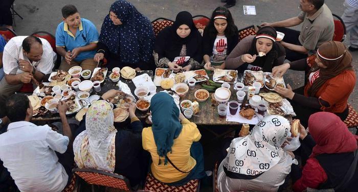 من بينها القروض.. أربعة مسكنات لجأ إليها نظام السيسي لخداع المواطنين