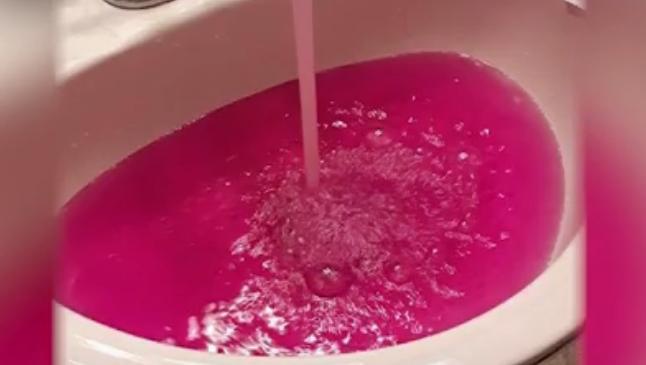 بالفيديو.. كيف تحولت مياه الشرب إلى اللون الوردي في كندا؟