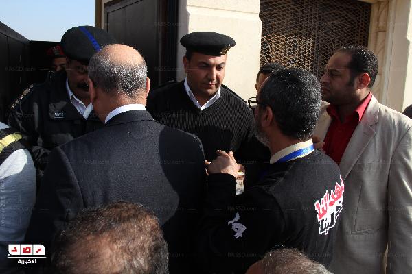 مشادات بين الأمن وأهالي شهداء مذبحة بورسعيد أمام أكاديمية الشرطة