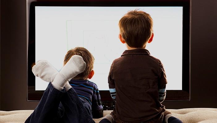 كثرة مشاهدة الطفل للتلفاز تزيد خطر الإصابة بأمراض القلب