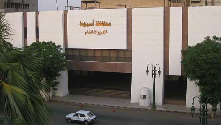 عامل يلقي بنفسه من الطابق الثاني بعد رفض محافظ أسيوط مقابلته