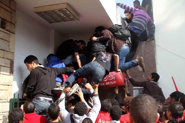 الألتراس لرصد: بريئون من حرق إتحاد الكرة ونادي الشرطة