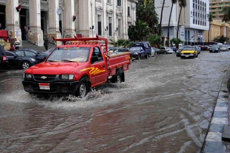 استمرار تكاثر السحب وتساقط الأمطار غداً