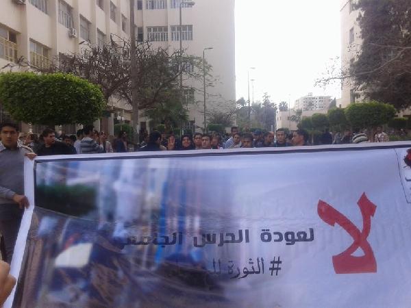 “الطلاب بتقولكوا حرس الجامعة عند امكوا”.. هتاف طلاب الزقازيق