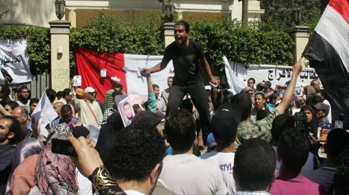 وقفة للعشرات أمام السفارة السعودية احتجاجًا على احتجاز مصري