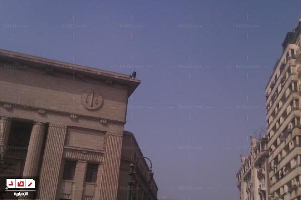 امن دار القضاء ينجح في إنزال رجل وأبنه حاولا الانتحار من أعلي المبني