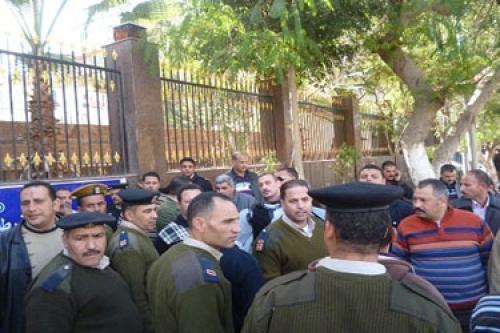 مدير أمن الأقصر ينهى اعتصام أفراد الحماية المدنية