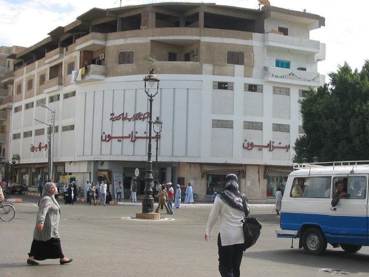 عمال “بنزايون” قنا يضربون عن العمل لتطبيق الحد الأدني