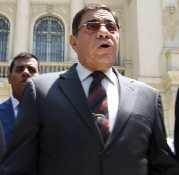 عبد المجيد محمود ومساعده يسددان قيمة هدايا الأهرام