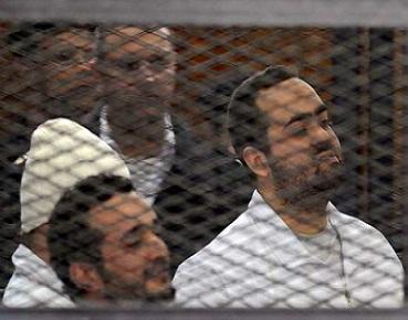 انسحاب دفاع ماهر ودومة وعادل اعتراضا على الإعتداء على المتهمين