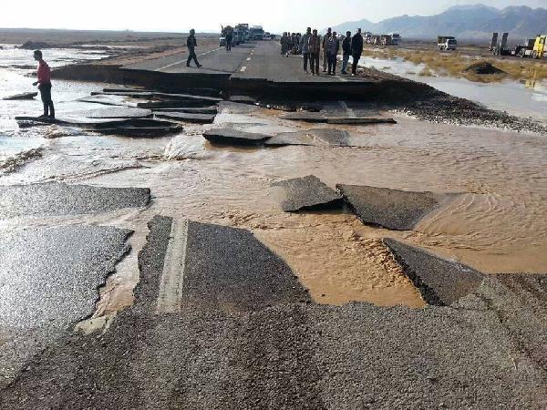فيديو.. انهيار طريق الغردقة الصحراوي بسبب الأمطار