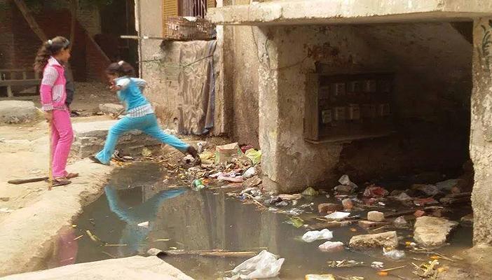 مياه الصرف الصحي تغرق منازل الأهالي جنوبي الأقصر