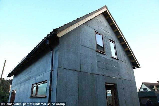 “اصنعوا منازلكم”.. أسرة صغيرة تنتهج حياة اللجوء حتى تحصل على مأوى