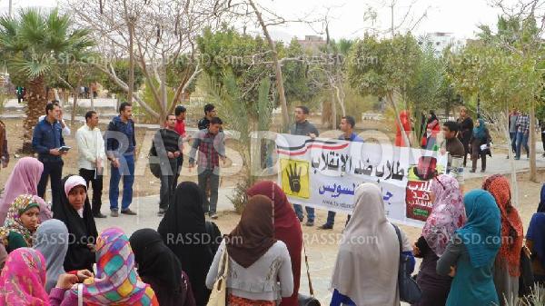 وقفة لطلاب جامعة السويس داخل الحرم الجامعي تنديدا بعودة “الحرس”