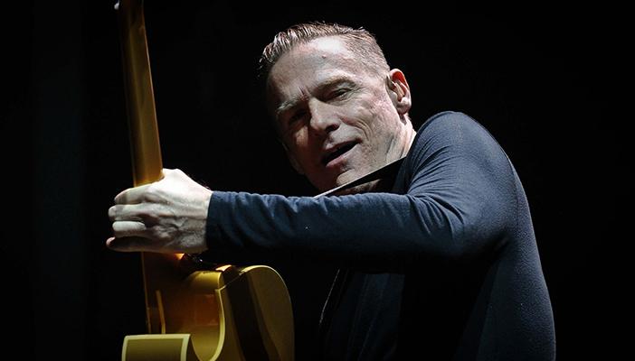 “آدمز” يسخر من جمارك مطار القاهرة بعد توقيع موظف على جيتاره الأثري