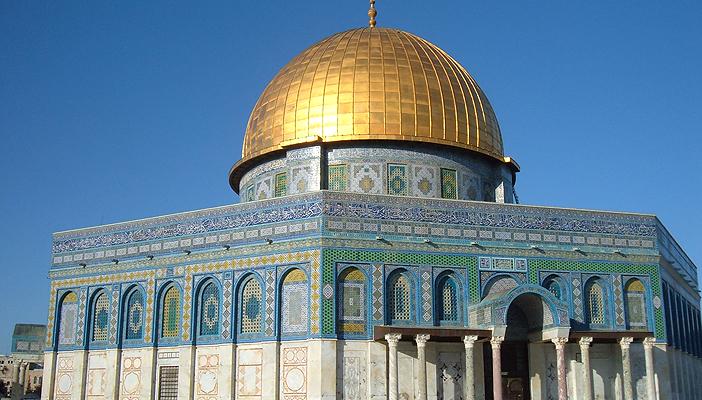 بالفيديو.. مرابطة بالأقصى تواجه جنديا صهيونيا