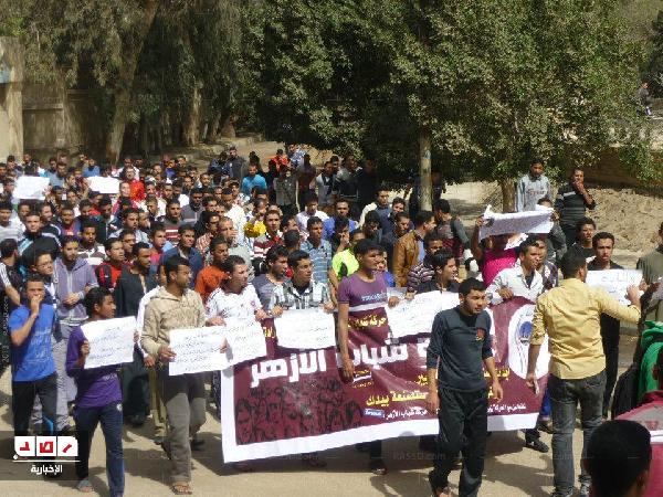 طلاب الأزهر يحتجون على سوء الخدمات في المدن الجامعية