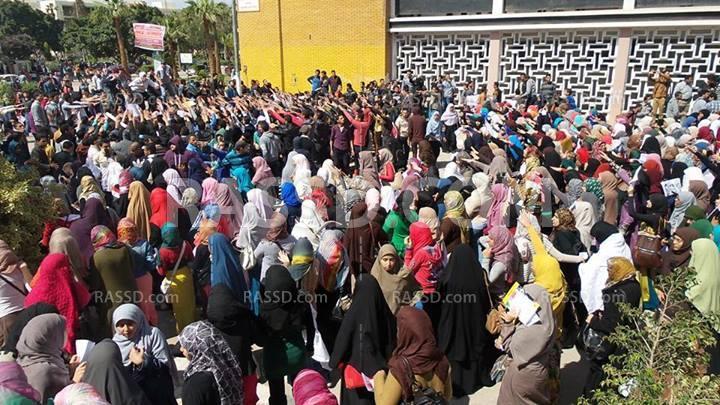 طلاب المنصورة يتظاهرون رغم قمع أمن الانقلاب بالجامعة