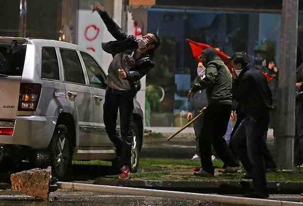 قوات الأمن تفرق متظاهرين بالماء والغاز المسيل بتركيا