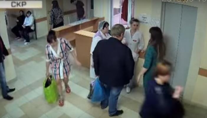 بالفيديو.. امرأة تسرق رضيعة داخل حقيبتها الشخصية