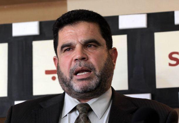 حماس تطالب بالتحقيق في اتهامات عباس لدحلان