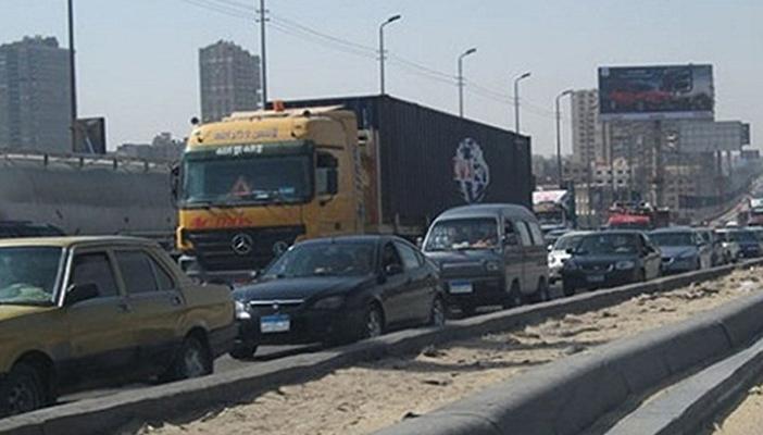 شلل مروري أعلى “دائري المريوطية” جراء تصادم سيارتين