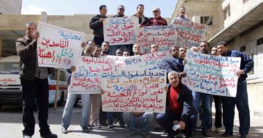 عمال النقل بالإسكندرية يهددون بقطع مزلقانات الترام