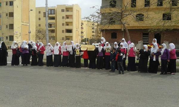 وقفة مندةة بحكم العسكر لطالبات الثانوي بالشيخ زايد