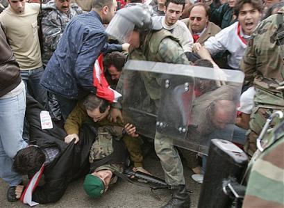 مصرع طفلة وإصابة 16 آخرون في اشتباكات بلبنان