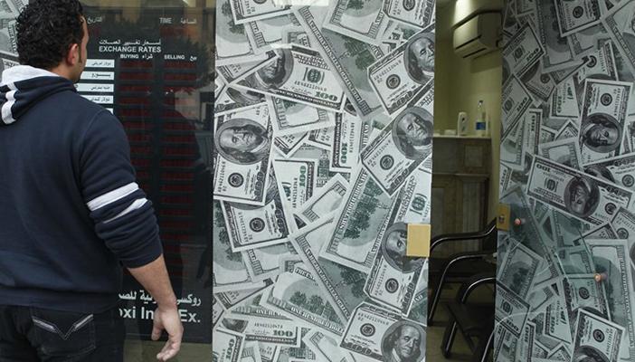 توقف عمل شركات الصرافة بمصر بعد تخفيض الجنيه أمام الدولار