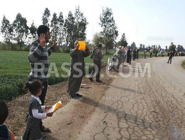 سلسلة بشرية على طريق “قلين – كفر الشيخ” رفضا لحكم العسكر