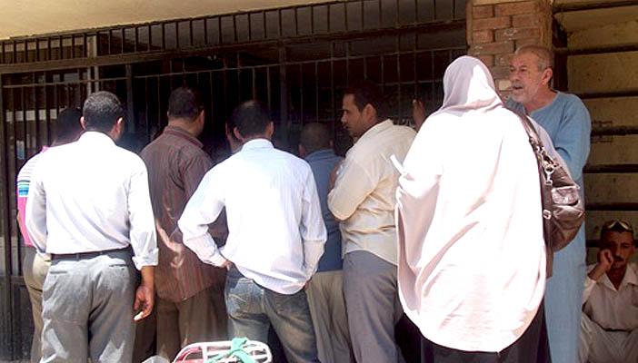 توافد العائدين من ليبيا على مكاتب القوى العاملة