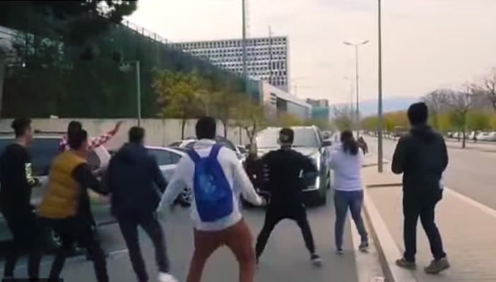 بالفيديو.. تهور ميسي يهدد حياة المشجعين