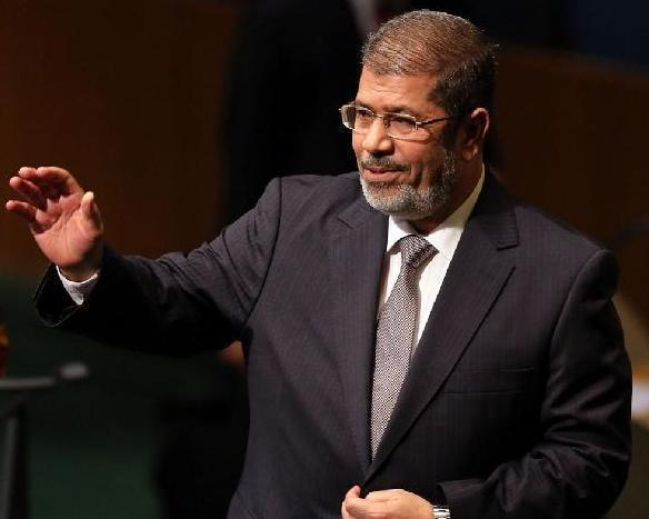 مرسي يصلي الجمعة مع جنود الأمن المركزي في الدراسة