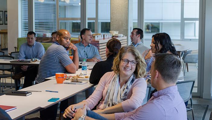 دراسة بريطانية: دردشة الموظفين تحسن الأداء الوظيفي