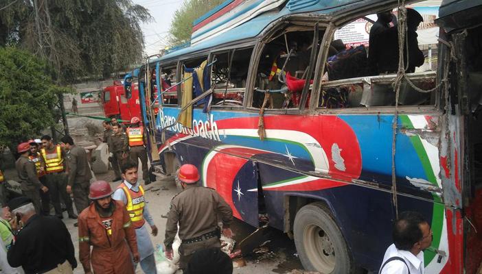 مصرع 15 شخصًا جراء تفجير حافلة في باكستان