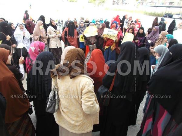 وقفة لطالبات جامعة بورسعيد تنديدًا بقرار عودة الحرس الجامعي