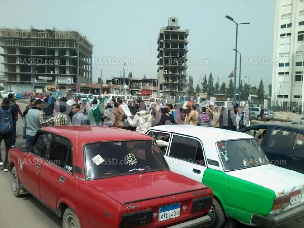 طلاب جامعة دمنهور يقطعون طريق “القاهرة – الإسكندرية” الزراعي