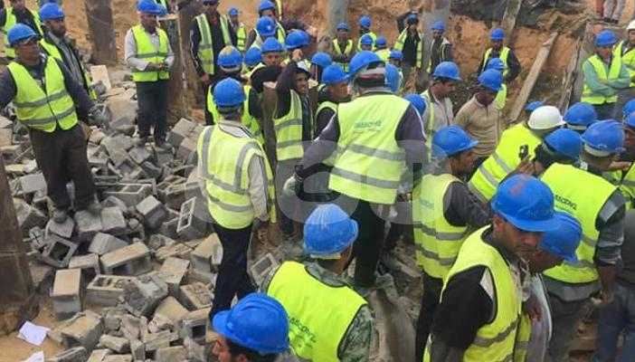 بالصور.. عمال أوراسكوم للكهرباء يقطعون الطريق الدولي بكفر الشيخ