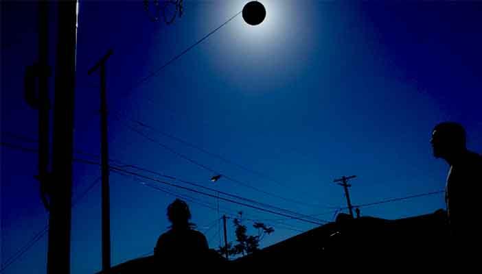 مصر تشهد كسوفًا كليًا للشمس الجمعة.. وتحذيرات بعدم التحديق