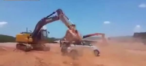 بالفيديو.. سوداني يدمر سيارة مديره لعدم استلام راتبه