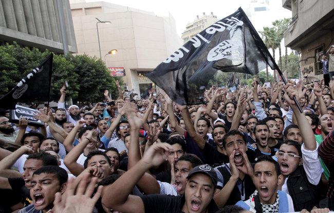 فيديو..فصل طلاب بالأزهر لرفعهم راية “التوحيد”