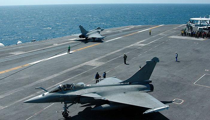 طائرة السيسي وغواصة مرسي.. فرق امتلاك النووي